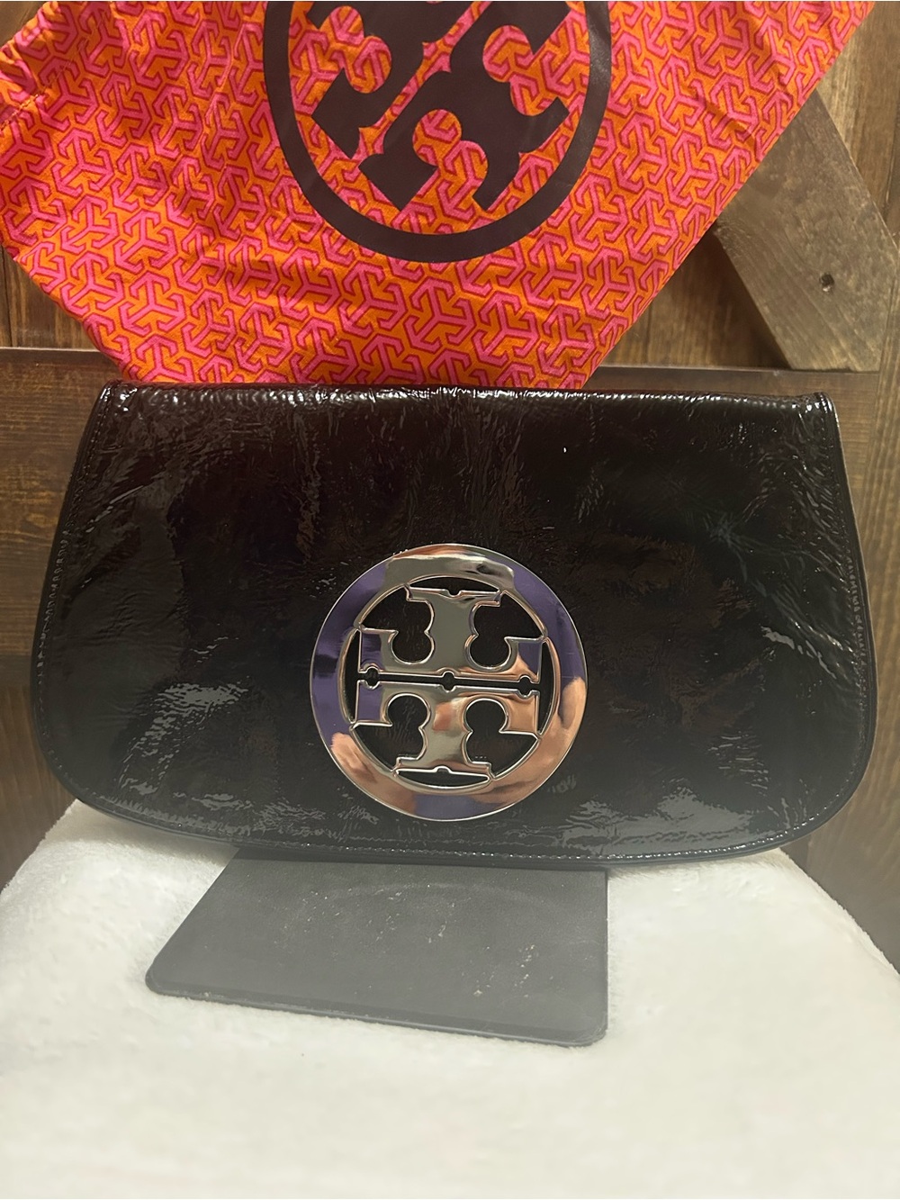 Tory Burch Black Patent Leather Logo Wristlet Clutch - Picture 2 of 14